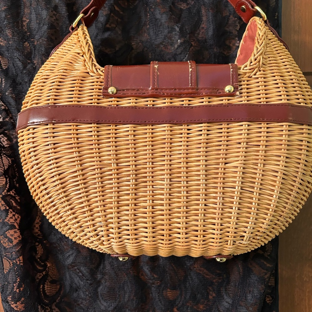 VTG pleather and wicker handbag, snap button closure. By Sun n Sand. Very cute! - Picture 4 of 16